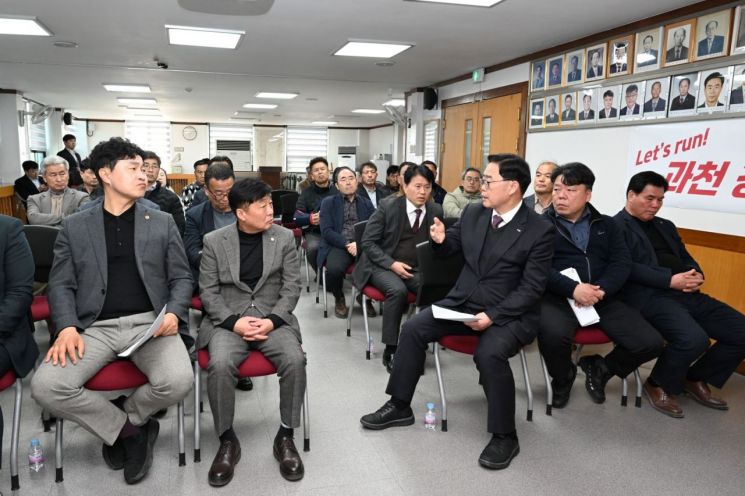 양주시가 지난 4일 오후 광적면 행정복지센터 3층 회의실에서 '광석지구 내 과천경마공원 유치계획 주민설명회'를 개최하고 있다. 양주시 제공