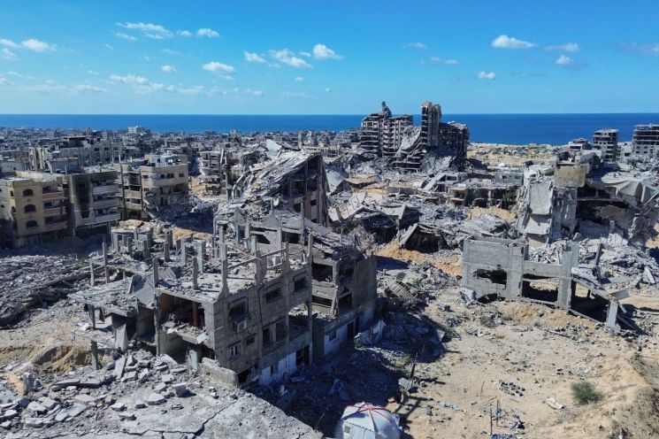 2년간의 이스라엘군 폭격으로 파괴된 가자시티 건물들의 모습. AP연합뉴스