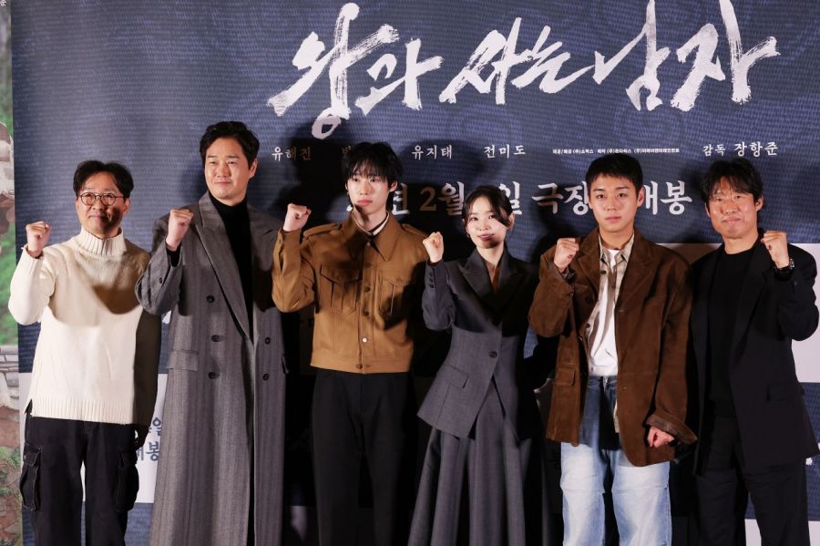 At the press conference for the film "A Man Who Lives with the King" held on January 21 in Gangnam-gu, Seoul at Megabox COEX, the director and actors posed for photos. From the left: Director Jang Hangjun, actors Yoo Ji-tae, Kim Min, Jeon Mi-do, Park Ji-hoon, and Yoo Hae-jin. Photo by Yonhap News Agency