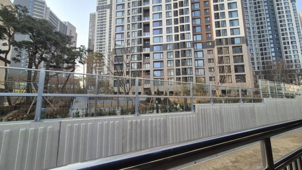 외대앞역 1호선 플랫폼에서 바라본 이문아이파크자이 1단지 모습.