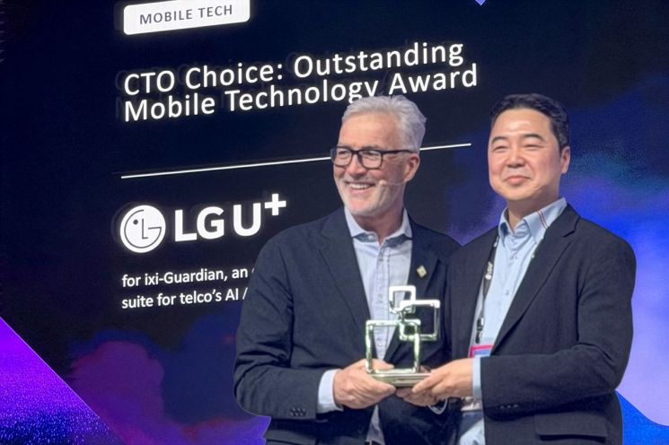 LG유플러스가 세계이동통신사업자연합회(GSMA) 글로벌 모바일 어워드(GLOMO) 2026에서 대상격인 ‘최고기술책임자(CTO) 초이스’를 포함한 3개 부문을 동시 수상했다. 이상엽 LG유플러스 CTO(오른쪽)가 숀 콜린스 GLOMO 심사위원장으로부터 CTO 초이스를 수상하는 모습.