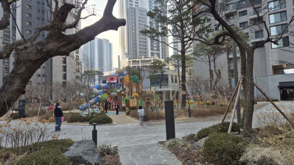 이문아이파크자이 2단지 내 어린이놀이터에서 아이들이 뛰어놀고 있다.