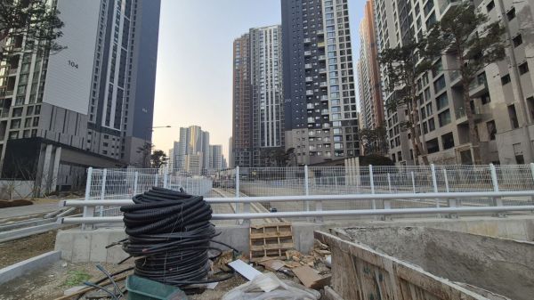 이문아이파크자이 1단지와 2단지 사이에 조성되는 이문로 공사현장 모습.