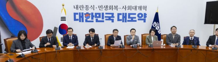 더불어민주당 한병도 원내대표와 윤석열 정권 조작기소 진상규명 및 공소취소를 위한 국정조사 추진위원회 위원들이 5일 국회에서 열린 추진위 2차 전체 회의를 하고 있다. 2 연합뉴스