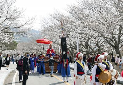 영암 대표축제 왕인문화축제 왕인행렬 포퍼먼스 현장. 영암군 제공