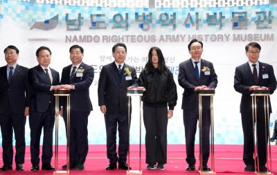 김영록 전라남도지사가 5일 나주 공산면에서 열린 '남도의병역사박물관 개관식'에서 주요 내빈들과 현판식을 하고 있다. 전남도 제공