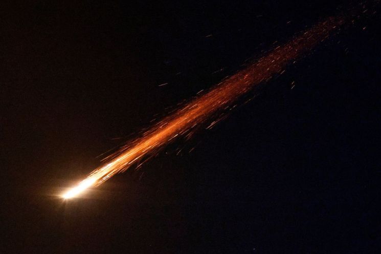 5일(현지시간) 이스라엘 아스켈론에서 바라본 미국·이스라엘과 이란 간의 충돌 상황 중 미사일 한 기가 요격되고 있다. 아스켈론(이스라엘)=로이터연합뉴스