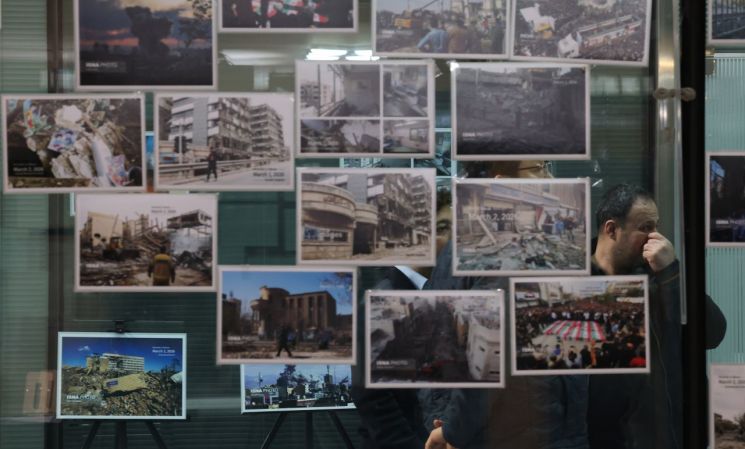 5일 서울 용산구 한남동 주한이란대사관 벽에 이란 상황을 알리는 현지 사진들이 게시돼 있다. 연합뉴스