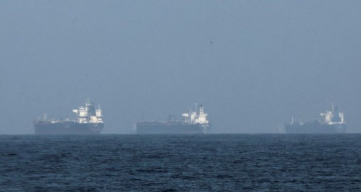 이란이 호르무즈 해협을 폐쇄하겠다고 공언한 가운데 지난 3일(현지 시각) 아랍에미리트(UAE) 푸자이라 해안에 유조선들이 정박해 있는 모습. 로이터 연합뉴스