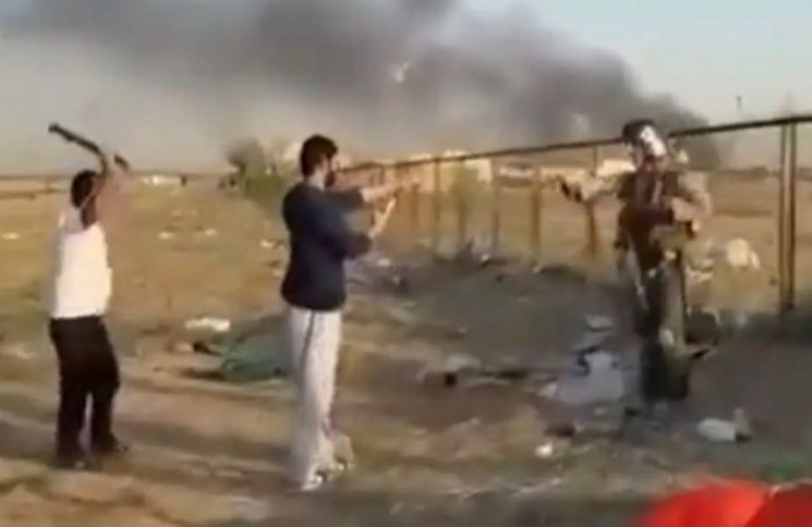 갑작스러운 상황에 조종사는 손을 들어 보이며 자신의 신분을 설명했다. 그는 "나는 미국인이다. 진정하라"고 반복하며 주민을 진정시키려 했다. X(엑스)