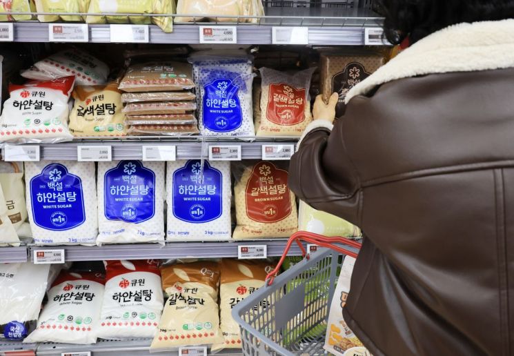 설탕 등이 진열된 대형마트. 연합뉴스.