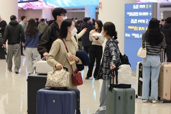 중동을 방문했다 귀국한 여행객들이 5일 인천국제공항을 통해 귀국하고 있다. 2026.3.5 연합뉴스