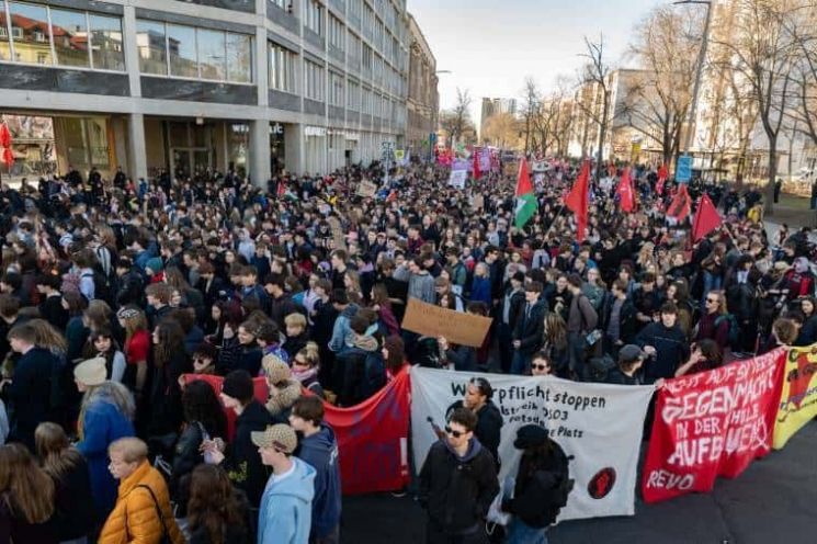 독일 베를린의 10대 학생들이 5일(현지시간) 수업을 거부하고 반대 시위를 벌이고 있다. 영국 사회주의노동자당(SWP) 공식 홈페이지
