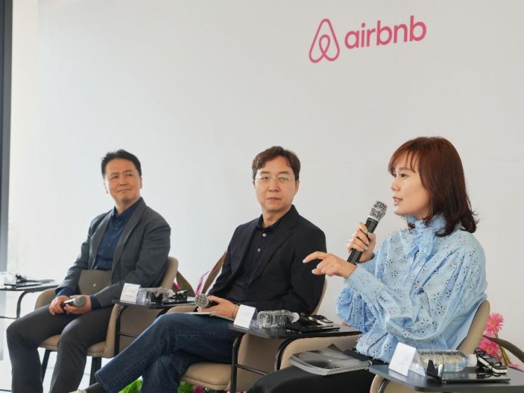 에어비앤비 '대한민국 방방곡곡: 지역에 머물게 하는 공간·콘텐츠·사람' 비전 포럼에 참석한 패널 4인(왼쪽부터 차례로 정성갑 갤러리 클립 대표, 양경수 한국관광공사 국민관광본부장, 유현준 건축가, 서가연 에어비앤비 코리아 컨트리 매니저) 사진 에어비앤비