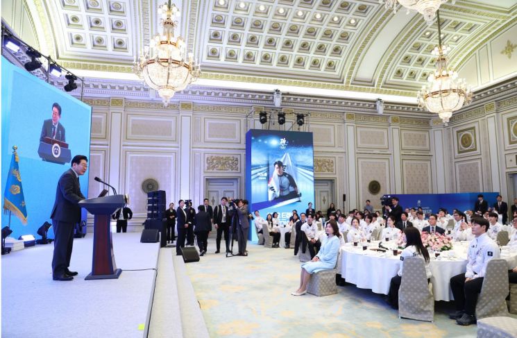 이재명 대통령이 5일 청와대 영빈관에서 열린 2026 밀라노-코르티나담페초 동계올림픽 선수단 격려 오찬에서 격려사를 하고 있다. 연합뉴스