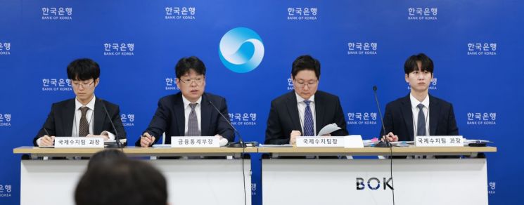 (왼쪽부터)임연빈 한국은행 경제통계1국 국제수지팀 과장, 유성욱 금융통계부장, 박성곤 국제수지팀장, 김준영 국제수지팀 과장이 6일 서울 중구 한은에서 열린 2026년 1월 국제수지(잠정) 기자설명회에서 발언하고 있다. 한국은행