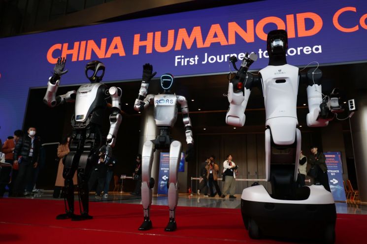 4일 코엑스에서 열린 2026 스마트공장·자동화산업전에서 중국 휴머노이드 로봇이 포즈를 취하고 있다. 왼쪽부터 애지봇 G2, 유니트리 G1, 레쥬 쿠아보4 프로. 연합뉴스