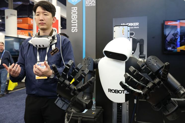 CES 개막일인 1월 6일(현지시간) 미국 네바다주 라스베이거스 컨벤션센터(LVCC)에 한국 로봇 업체 로보티즈 관계자가 손동작을 카메라로 인식해 따라하는 로봇을 시연하고 있다. 연합뉴스