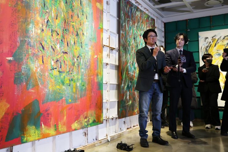 演员 Park Shinyang 6日在首尔钟路区世宗文化会馆举办的个人展览“Park Shinyang的展示秀：第四面墙”展厅内介绍展览。 联合新闻提供