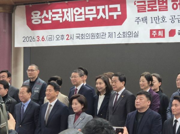 6일 서울시 여의도 국회의원회관 제1소회의실에서'용산국제업무지구 주택 1만 가구 공급 논란과 올바른 해법 모색을 위한 정책토론회'가 열렸다. 앞줄 왼쪽부터 권영세 국민의힘 의원, 오세훈 서울시장, 나경원 국민의힘 의원.