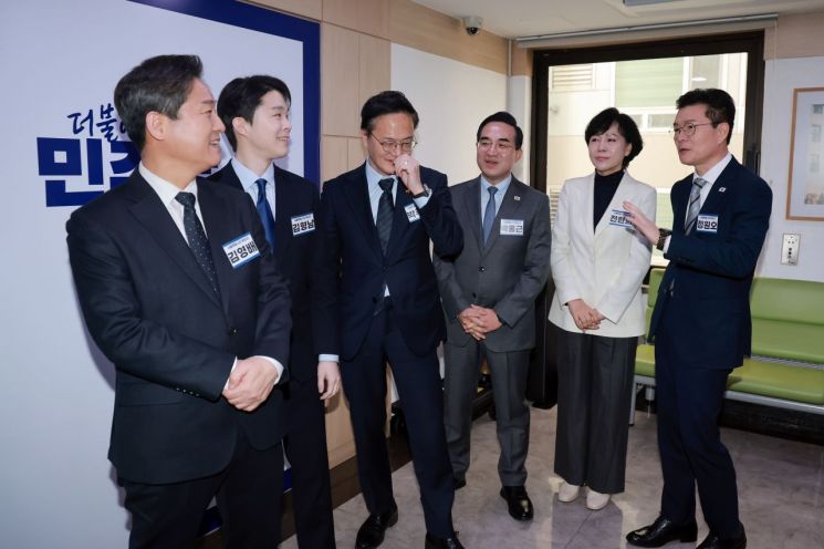 서울시장에 도전하는 더불어민주당 예비 후보들이 지난달 23일 서울 영등포구 여의도 중앙당사에서 열린 광역단체장 후보 면접에 참석했다. 민주당 경선은 박홍근 의원(오른쪽 세 번째)을 뺀 5파전으로 정해졌다. 연합뉴스