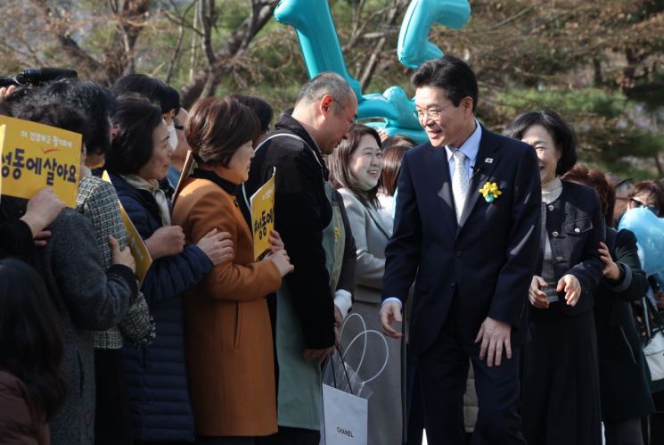 4일 사퇴한 정원오 성동구청장이 구청 청사를 떠나며 시민들에게 인사하고 있다. 연합뉴스