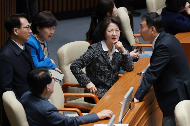 국회 법제사법위원장인 더불어민주당 추미애 의원이 지난 2월 28일 국회 본회의장에서 법사위원들과 대화하고 있다. 연합뉴스
