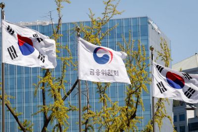 서울 종로구 정부서울청사에 게양된 금융위원회 깃발. 금융위