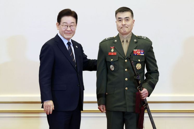 이재명 대통령이 6일 청와대 영빈관에서 열린 2026년 준장 진급 장성 삼정검 수여식에서 박정훈 국방부 조사본부장에게 삼정검을 수여한 뒤 기념촬영을 하고 있다. [청와대통신사진기자단] 연합뉴스