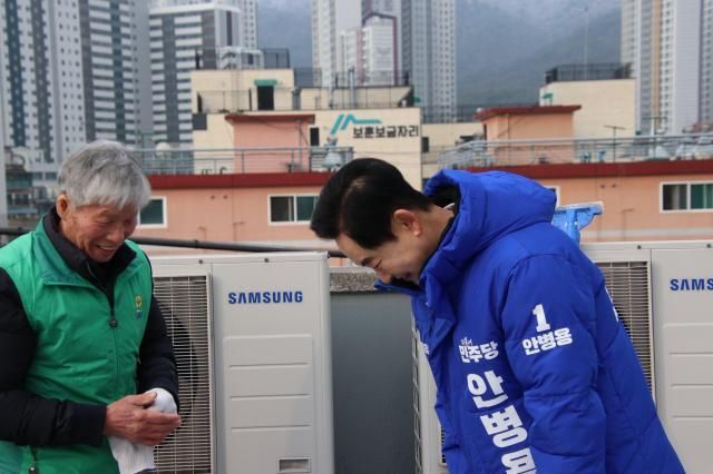 안병용 예비후보(오른쪽)가 의정부시 새마을회가 진행한 전통 된장 담그기 행사 현장을 방문해 회원과 인사하고 있다. 안병용 예비후보 제공