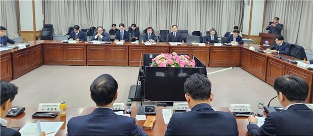 김성환 기후에너지환경부 장관이 6일 서울 한강홍수통제소에서 태양광 관련 헙단체 및 유관 기관들과 정책 간담회를 개최하고 있다. 한국재생에너지단체총연합회