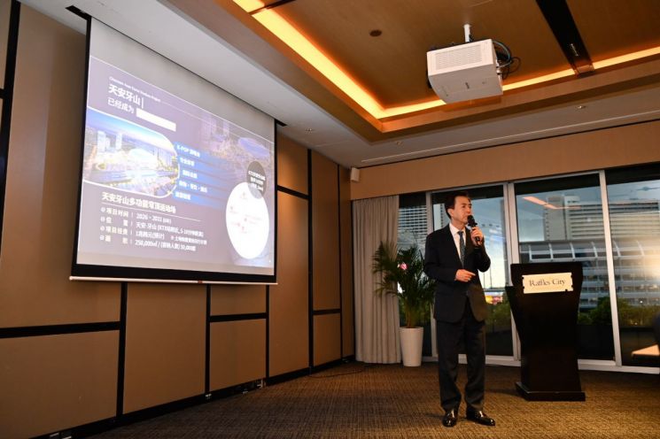 김태흠 충남지사가 지난 6일 싱가포르서 해외투자자들에게  '천안아산 K팝 돔구장' 사업을 설명하고 있다/충남도