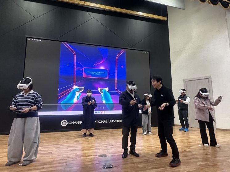 마니코리아 지상용 대표가 'XR 확장현실의 이해와 테크니컬 체험'을 진행하고 있다.