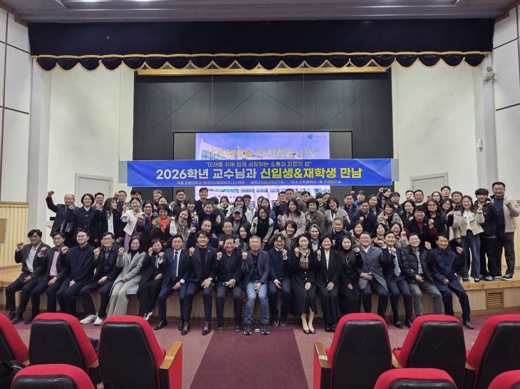 창원대학교 빅데이터비즈니스학과 교수들과 학생들이 함께 행사 후 기념촬영을 하고 있다.