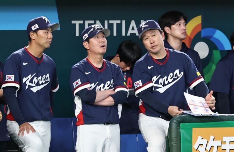 류지현 한국 야구 대표팀 감독이 7일 일본 도쿄돔에서 열린 2026 월드베이스볼클래식(WBC) 1라운드 C조 2차전 일본과의 경기를 지켜보고 있다. 도쿄=연합뉴스