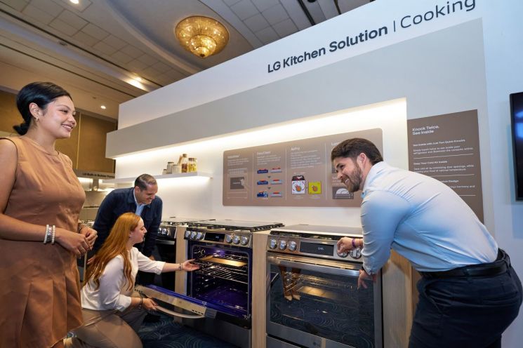 LG전자가 4일 멕시코 칸쿤에서 중남미 주요 유통 거래선을 초대해 신제품 정보 및 현지 사업 전략을 소개하는 'LG 이노페스트 2026 중남미' 행사를 개최했다. LG전자 직원이 유통 거래선 고객에게 중남미향 신제품을 소개하고 있다. LG전자