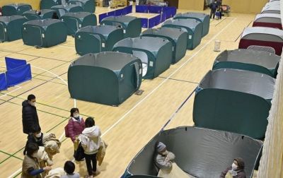 2021년 일본 후쿠시마현 앞바다에서 규모 7.3의 지진이 발생한 다음 날 피난소에 칸막이가 설치돼 있다. 연합뉴스