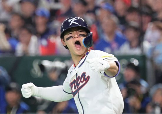 한국 김도영이 8일 일본 도쿄돔에서 열린 대만과의 2026 WBC C조 조별리그 3차전에서 6회 역전 2점 홈런을 터뜨린 뒤 포효하고 있다. 도쿄=연합뉴스