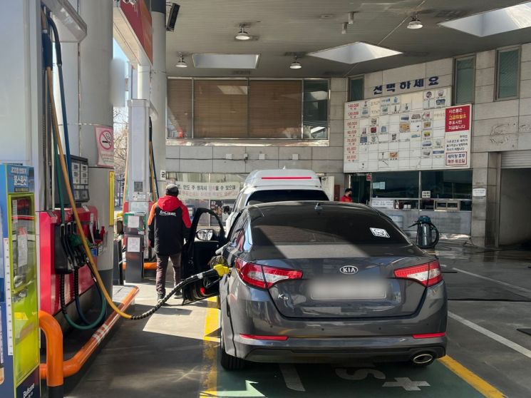 8일 오전 서울 마포구 한 주유소에서 직원이 차량에 기름을 넣고 있다. 장보경 기자