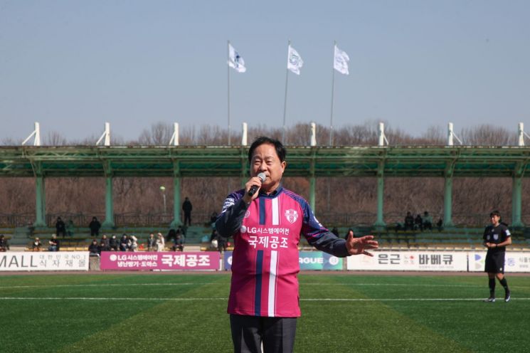 Joo Kwangdeok 南杨州市长7日在南杨州综合运动场出席“2026 K4联赛主场揭幕战”，并致辞。南杨州市提供