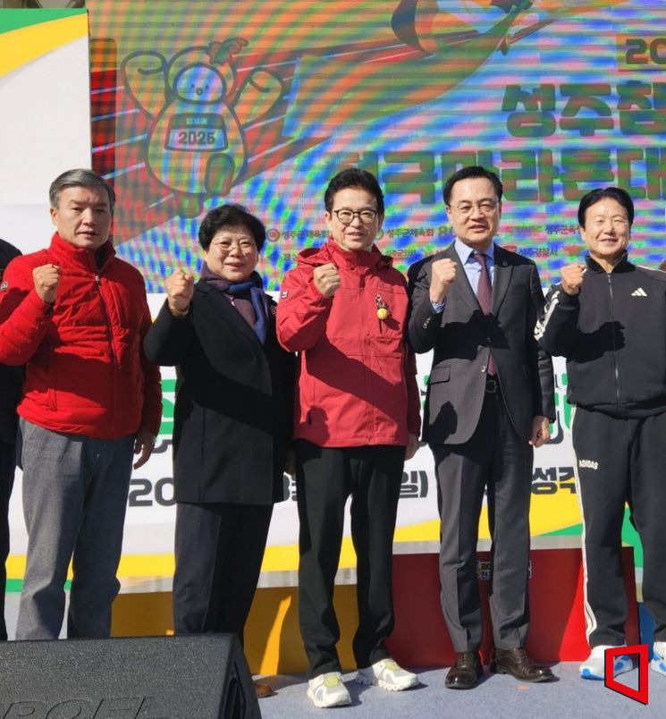 이철우 지사 건강 회복 속 5㎞ 도전 준비 도지사·지방선거 예비후보 대거 참여 속 지역 농산물 홍보 열기 오른쪽 부터 이병환 성주군수, 이동환 사)재대구경북시도민회 회장, 이철우 경북도지사, 박분연 재구성군향우회 회장, 정영길 도위원. 권병건 기자