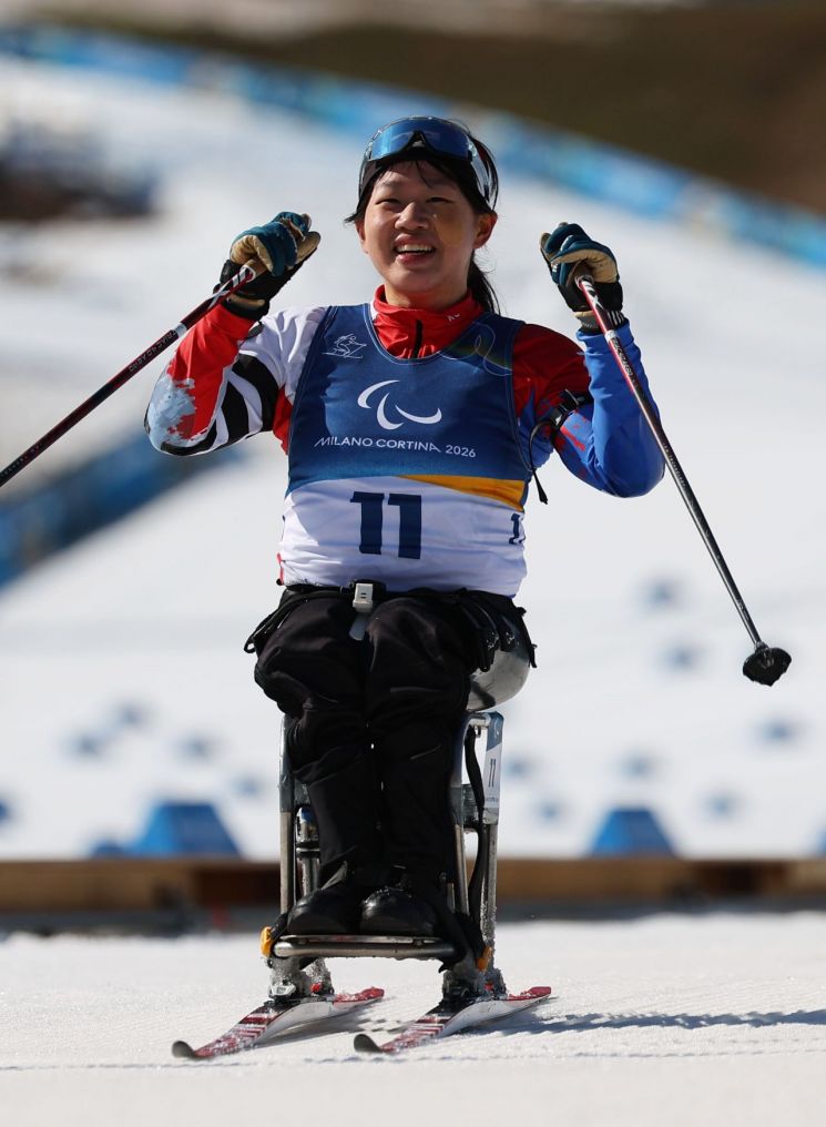 8일(현지시간) 이탈리아 테세로 크로스컨트리 스타디움에서 열린  2026 밀라노·코르티나 동계패럴림픽  파라바이애슬론 여자 스프린트 좌식 12.5㎞ 결승에서 한국 김윤지가 결승선을 통과한 뒤 환호하고 있다. 연합뉴스