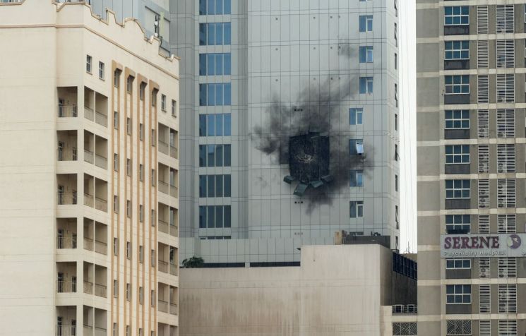 지난 4일(현지시간) 바레인 주페어에 있는 미 해군 기지 옆 건물이 이란 드론 공격에 피해를 입었다. 로이터연합뉴스
