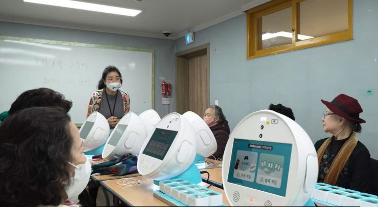 在山城洞福利会馆开展个体化认知训练教育。城南市提供
