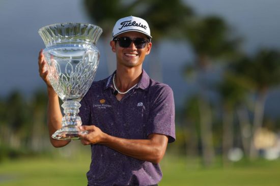 리키 카스티요가 푸에르토리코 오픈 우승 직후 트로피를 들고 환하게 웃고 있다. 리오그란데=AFP연합뉴스