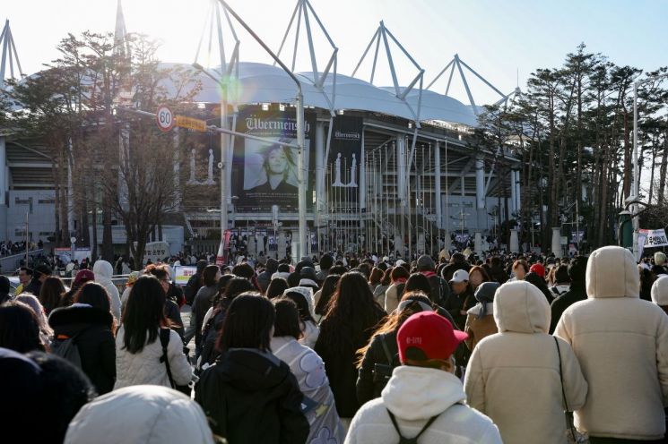 지드래곤 공연 관람을 위해 고양종합운동장을 찾은 관객들. 고양시 제공