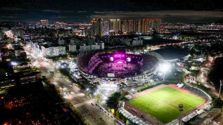 공연 열기로 가득찬 고양종합운동장 전경. 고양시 제공