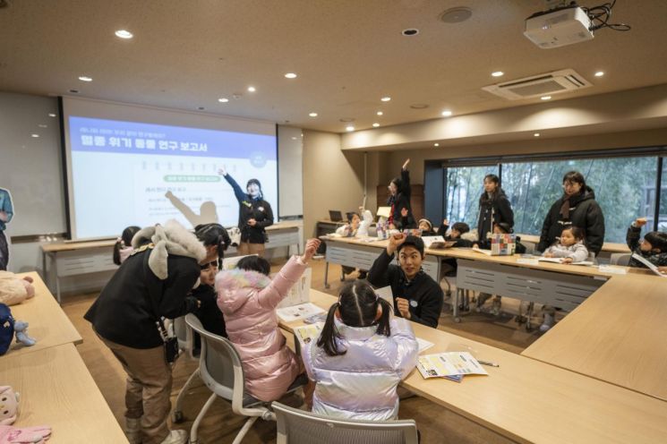 에버랜드 이큐스스쿨, 멸종 위기 동물 레포트를 작성중인 어린이 멤버들. 삼성물산