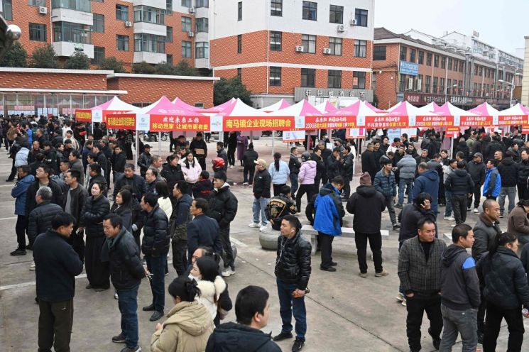 Youth job seekers gathered at a job fair held on the 6th in Dongyang, Zhejiang Province, eastern China. Photo by AFP Yonhap News