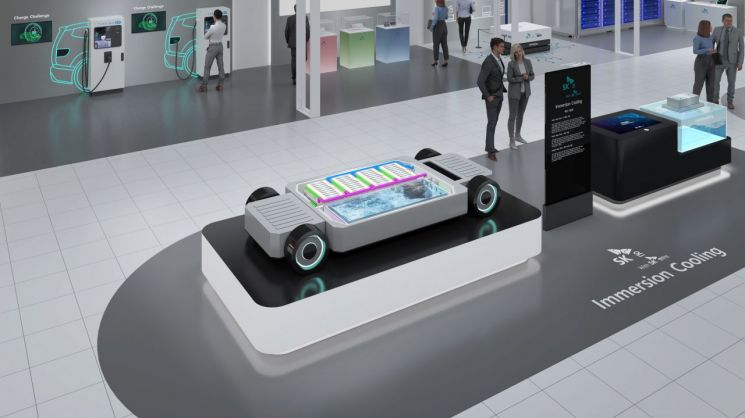 SK온 인터배터리 2026 전시관 내 액침냉각 팩 모형. SK온